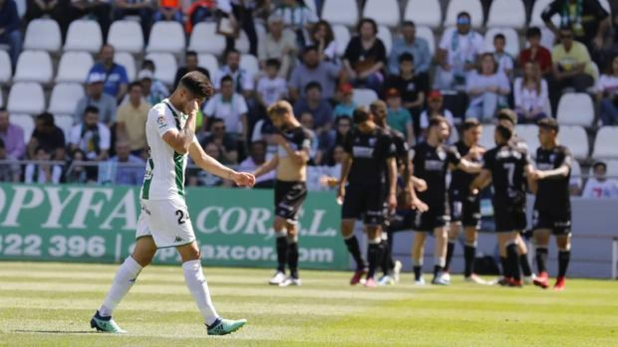 Juanjo Narváez se lamenta tras uno de los goles materializados por el Huesca