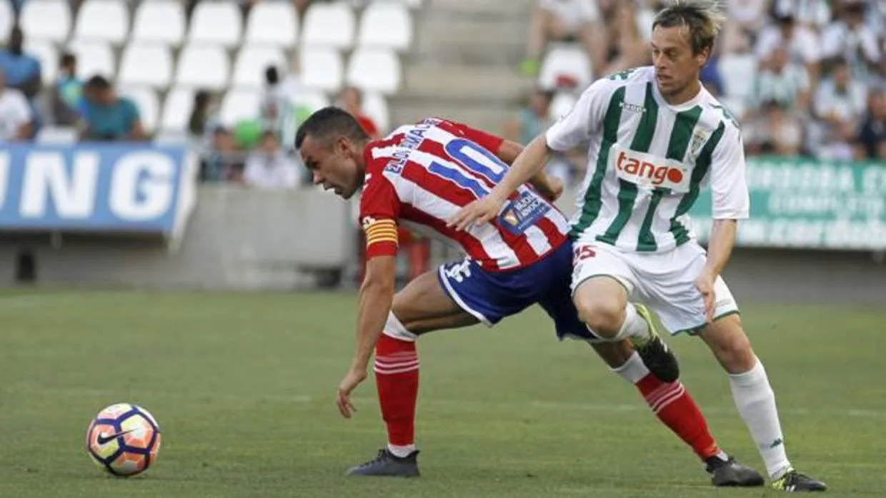 Javi Galán pelea el esférico durante el Córdoba-Girona de la temporada 2016/17