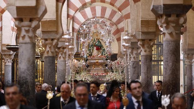 Luz y fervor en la visita de la Virgen de la Cabeza a la Catedral de Córdoba