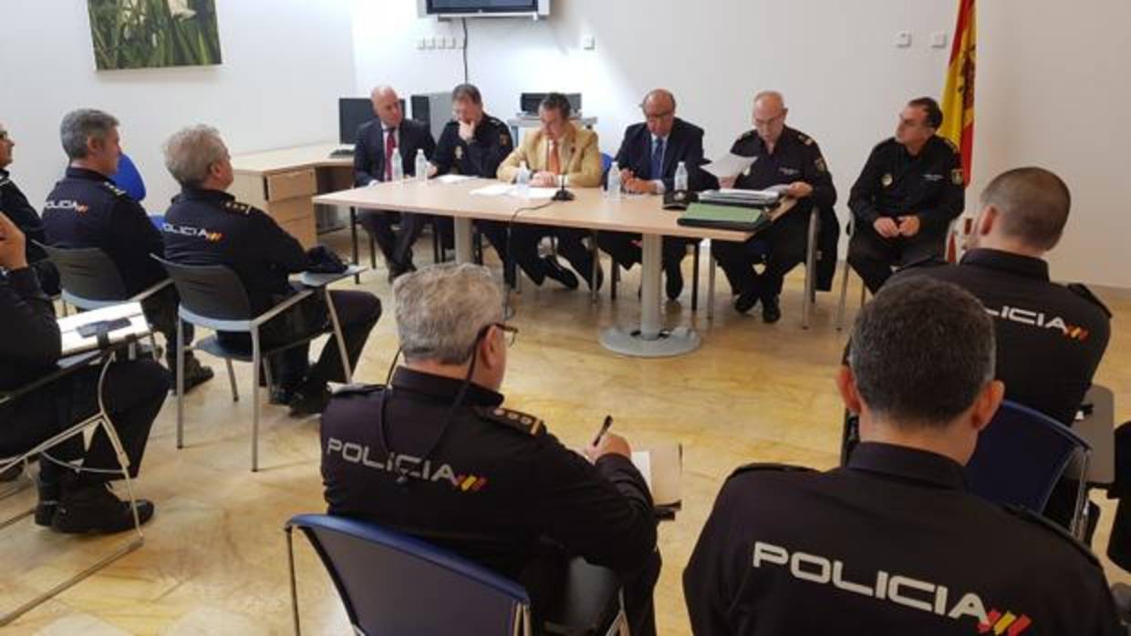 Imagen de la reunión de mandos policiales mantenida en la comisaría de Algeciras