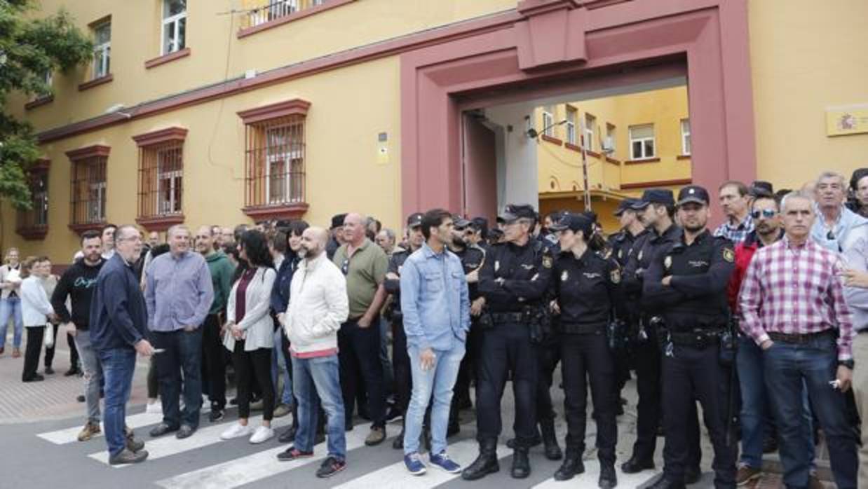 Concentración de policías nacionales, ayer en apoyo al agente brutalmente agredido