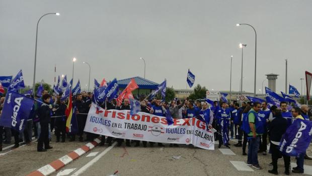 El sindicato Acaip protagoniza una protesta e impide la entrada y salida de la prisión de Alcolea