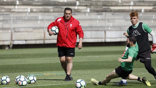 José Ramón Sandoval, técnico del Córdoba CF: «En Vallecas nos jugamos vivir»