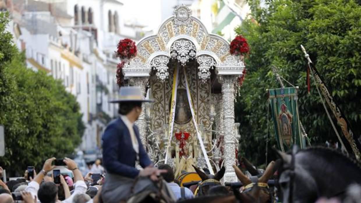 La hermandad del Rocío, momentos después de su salida