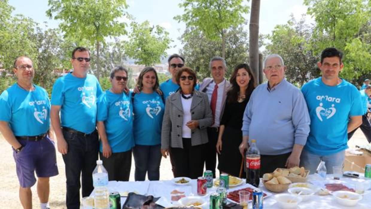 Miembros de Amara junto al alcalde de Lucena y familiares de los asociados