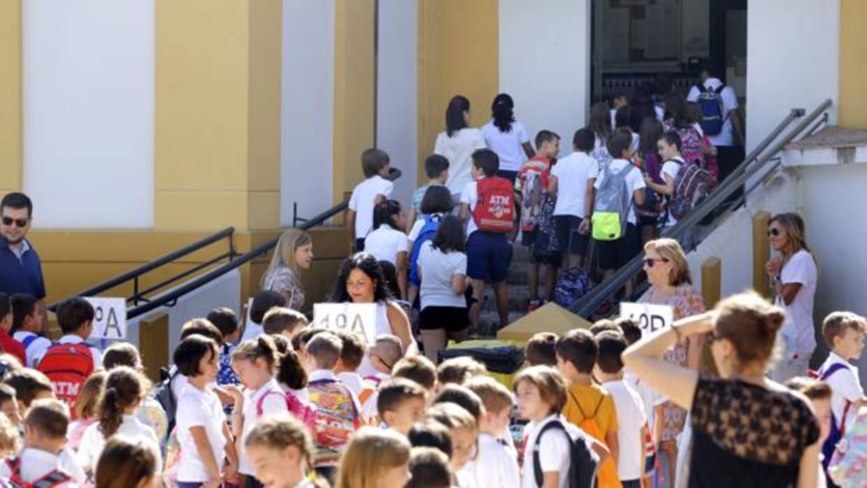 Alumnos durante un primer día de colegio en Córdoba