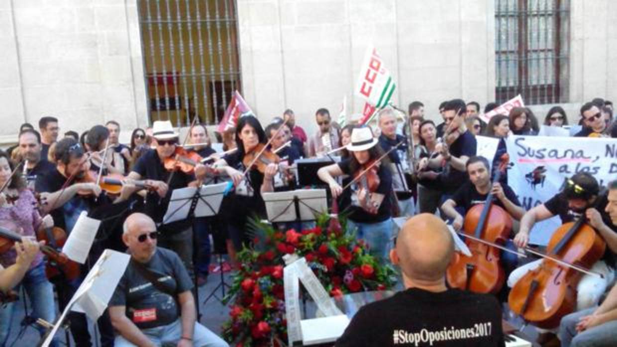 Acto de protesta de docentes interinos de música frente al Ayuntamiento de Sevilla el pasado año