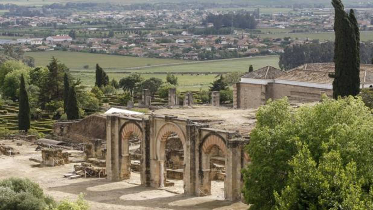 Ruinas de Medina Azahara con parcelaciones ilegales al fondo