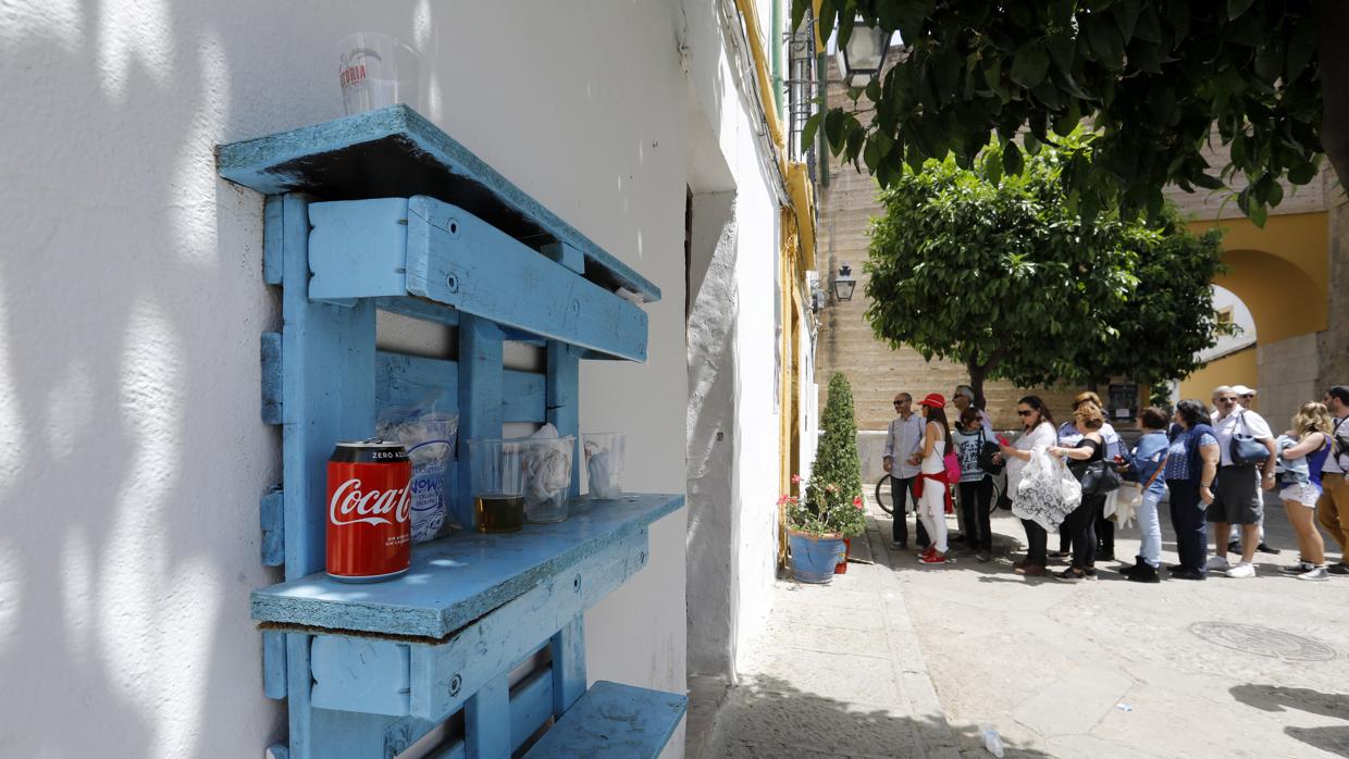 Restos de bebidas junto a una casa participante en en Alcázar Viejo