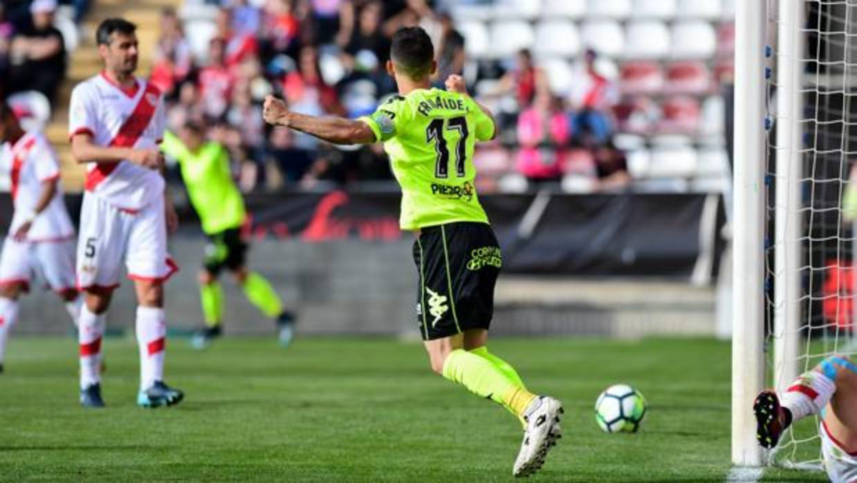 Fernández celebra el gol del empate que dio paso al triunfo del Córdoba en Vallecas