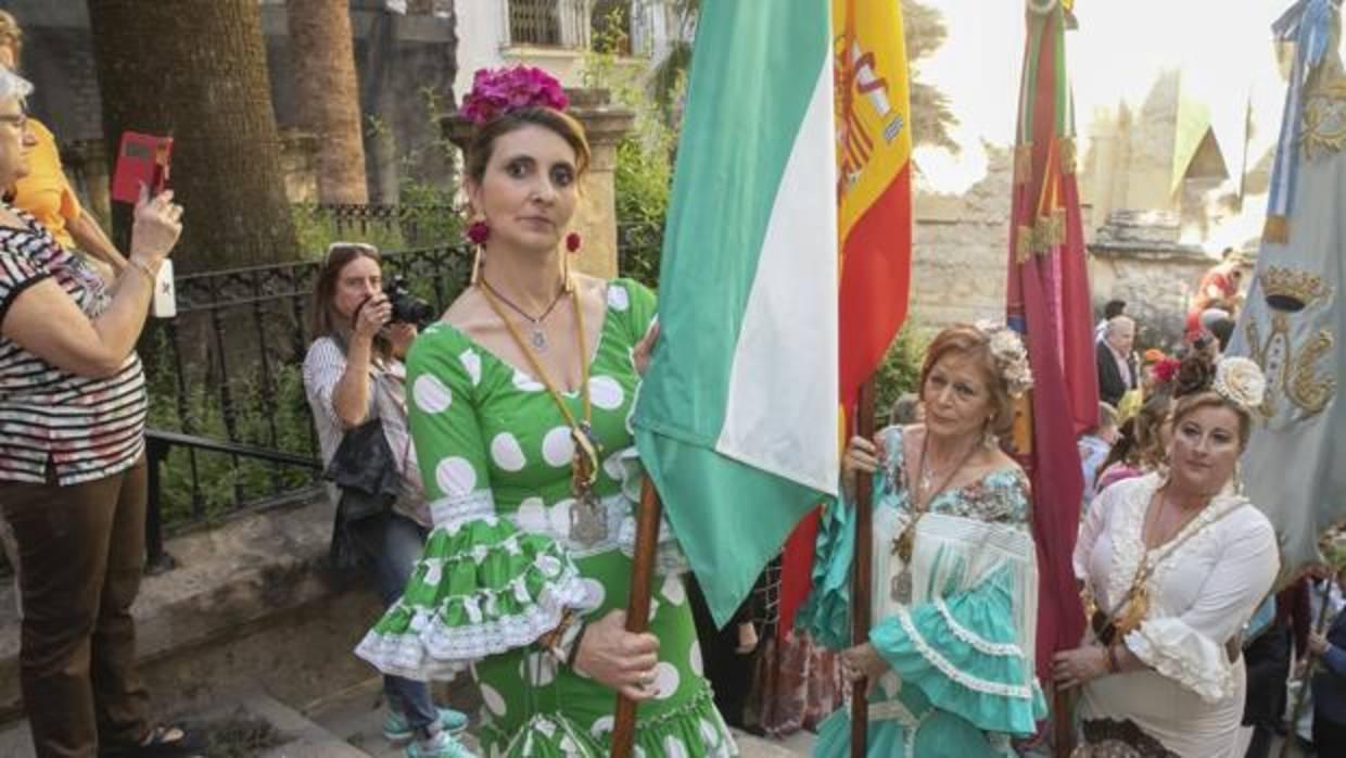 Rosa Flores durante la salida de la hermandad de Córdoba