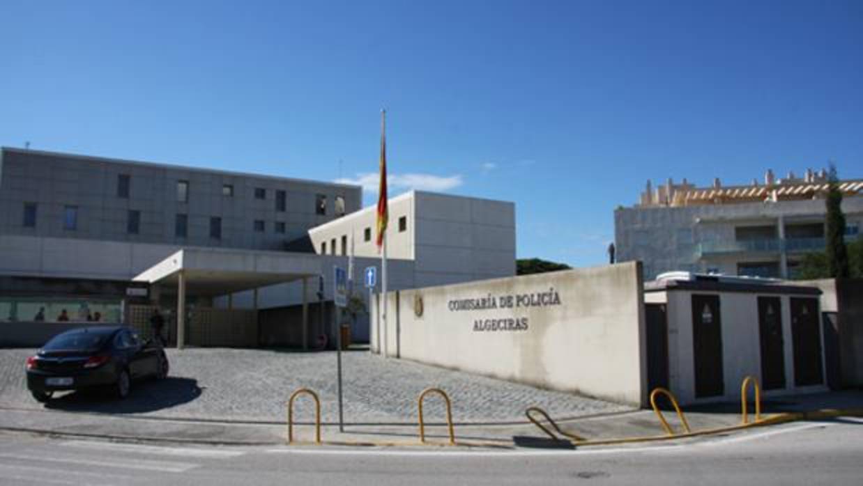 Imagen de la comisaría de Algeciras, en cuyos calabozos permanece el detenido