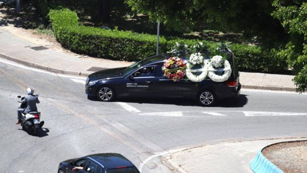 Coche fúnebre con los restos mortales del pequeño Manuel muerto al pasarle una lancha por encima