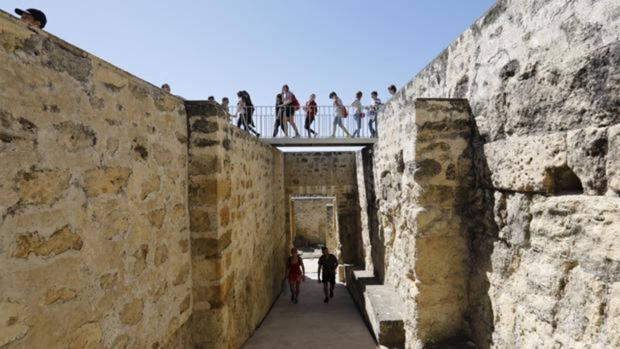 Un grupo de turisyas en el yacimiento omeya de las afueras de Córdoba