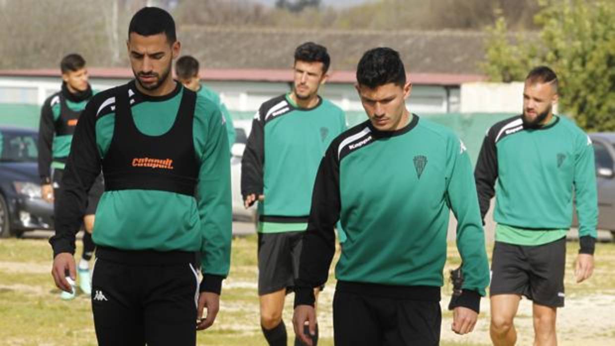 El pivote del Córdoba CF Álex Vallejo, a la derecha, se dirige a un entrenamiento