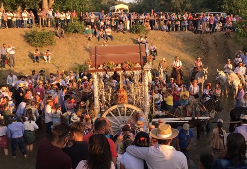 Los rocieros cordobeses escoltan a su simpecado