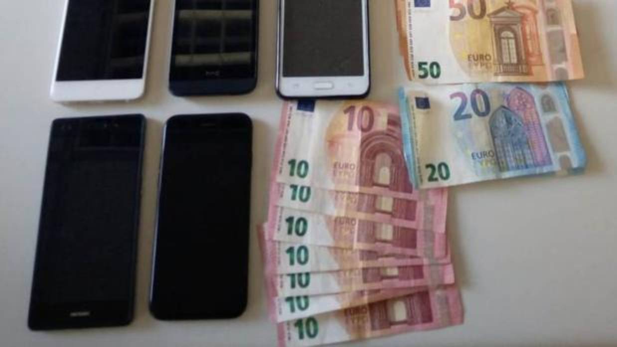 Teléfonos móviles y dinero que llevaba la víctima