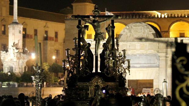 El Santo Crucifijo, la hermandad con más pasos de la Semana Santa de Córdoba