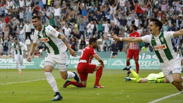 El Córdoba CF vence al miedo y a la UD Almería (2-0)