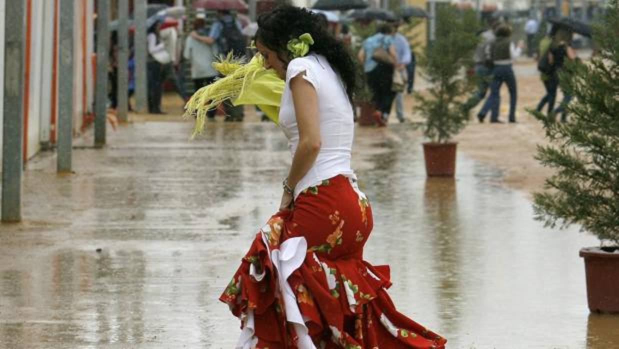 Una mujer cruza un charco durante una edición anterior de la Feria de Córdoba