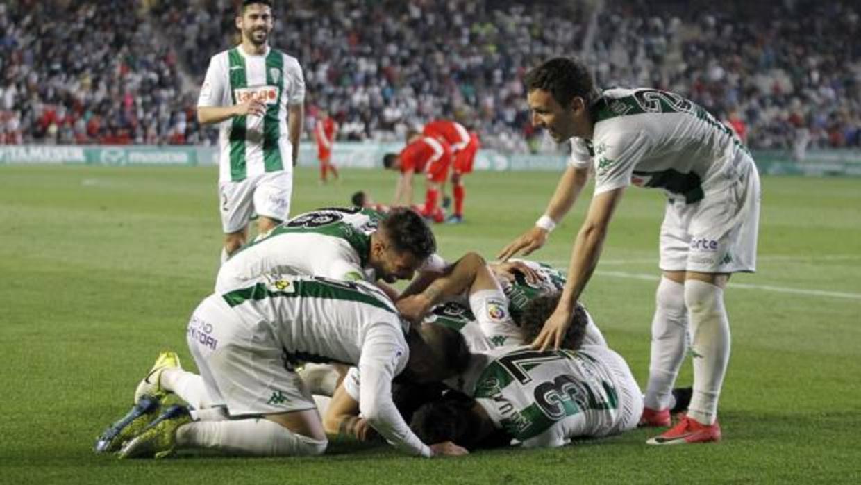 Los jugadores del Córdoba celebran el tercer gol ante el Sevilla Atlético