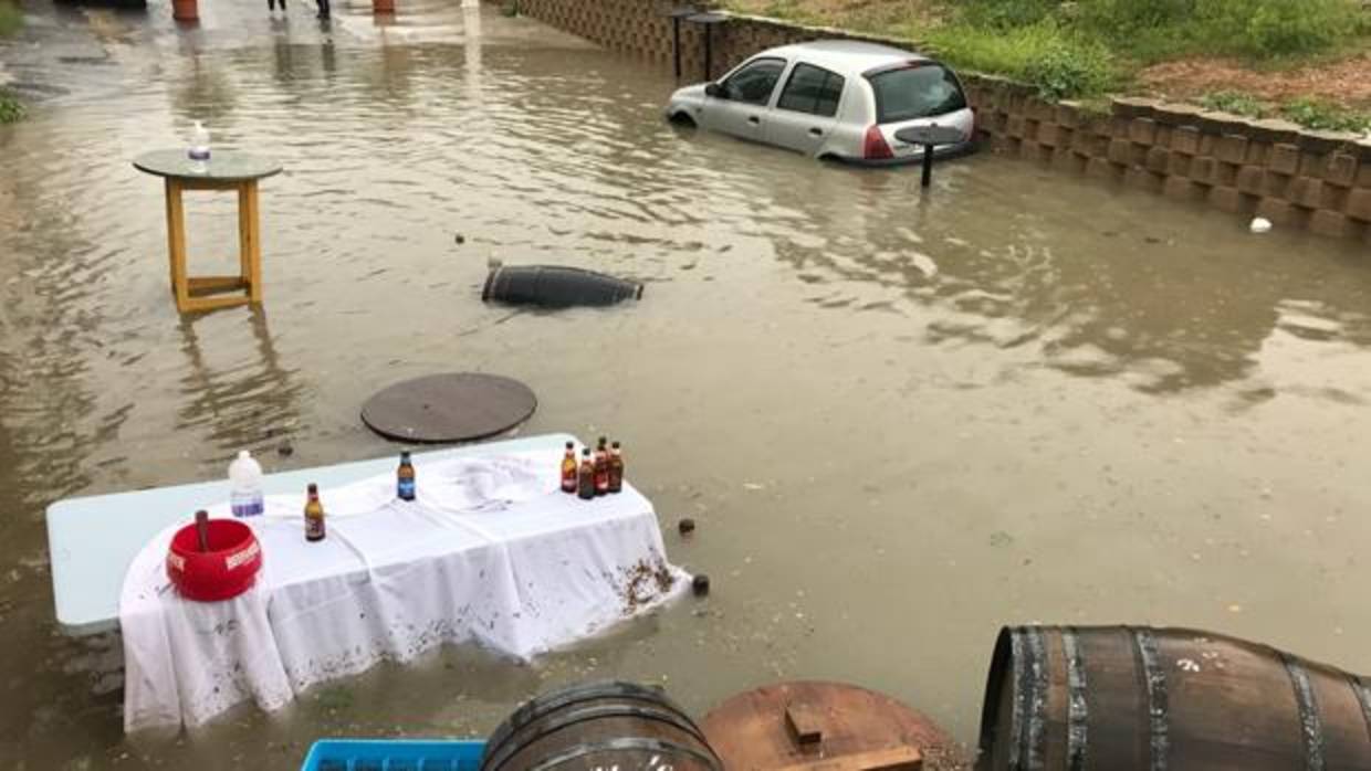 Exterior de las naves de celebración ubicadas en la calle Los Claveles, donde se celebraba una comunión