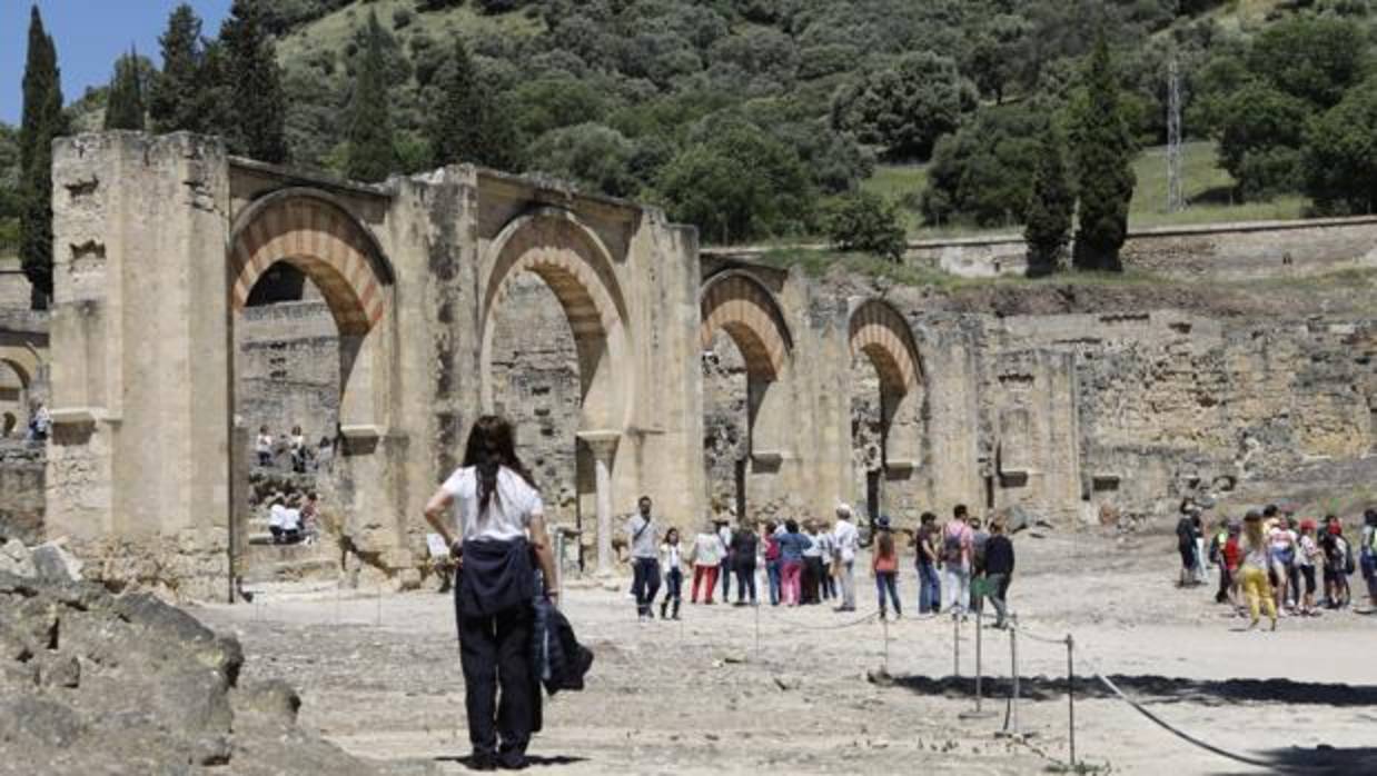 Visitantes en el exterior de Medina Azahara, esta misma semana