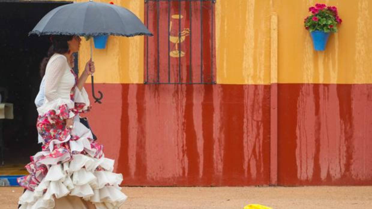 Dos mujeres se protegen de la lluvia en la Feria de Córdoba