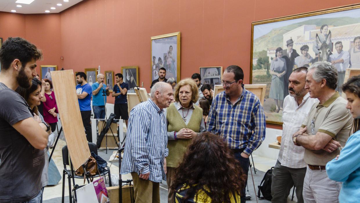 Antonio López conversa con otros alumnos en el incio del curso en el Museo Casa Ibáñez.