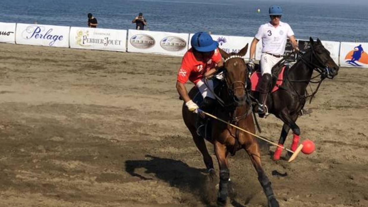 Uno de los lances del juego en la playa de Estepona