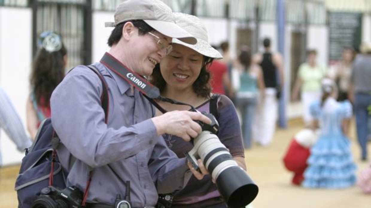 Dos turistas japoneses, en el recinto ferial de Córdoba