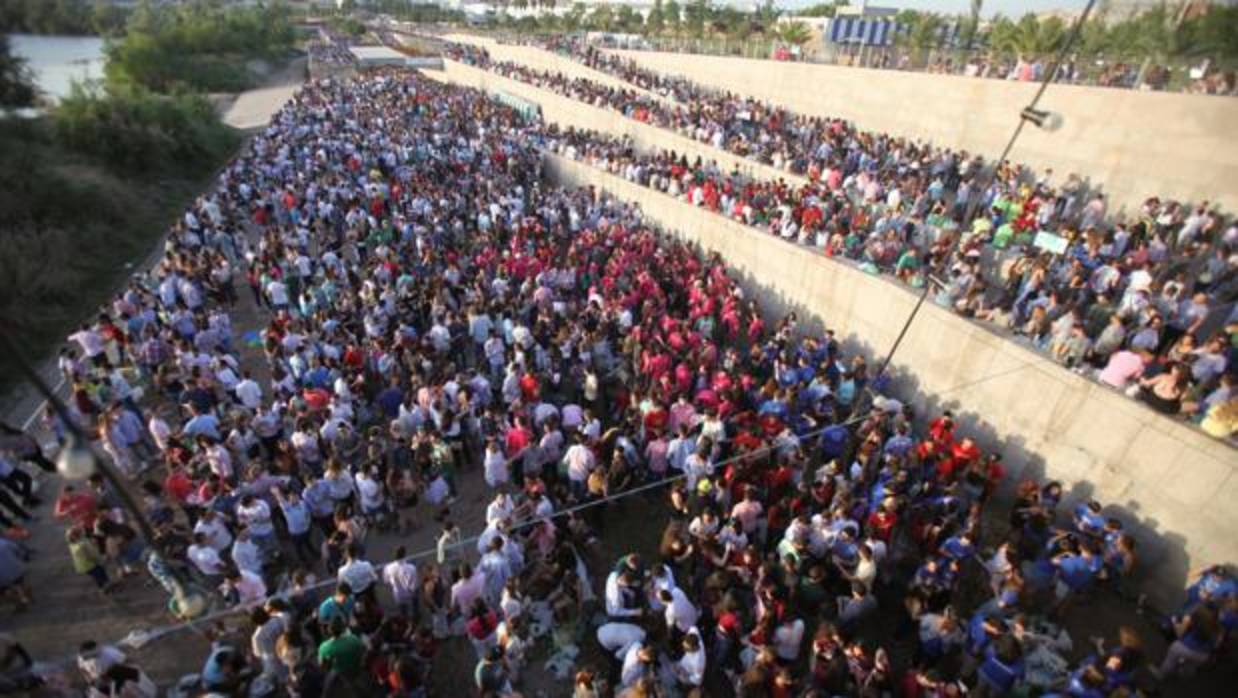 Imagen del macrobotellón del miércoles en la pasada Feria de Córdoba