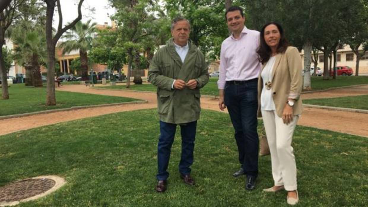 El portavoz municipal del PP, José María Bellido, con ediles de su grupo, hoy en Huerta de la Reina