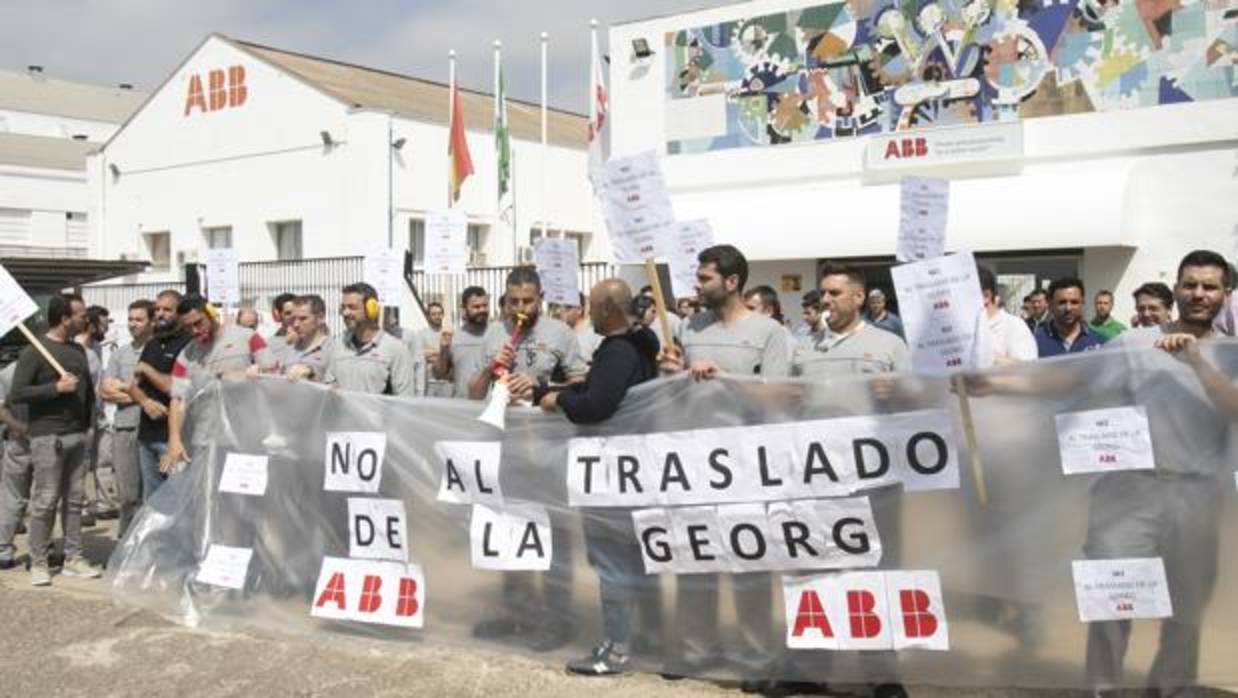 Protesta de los trabajdores de la planta cordobesa de ABB por el traslado de la línea de corte de chapado