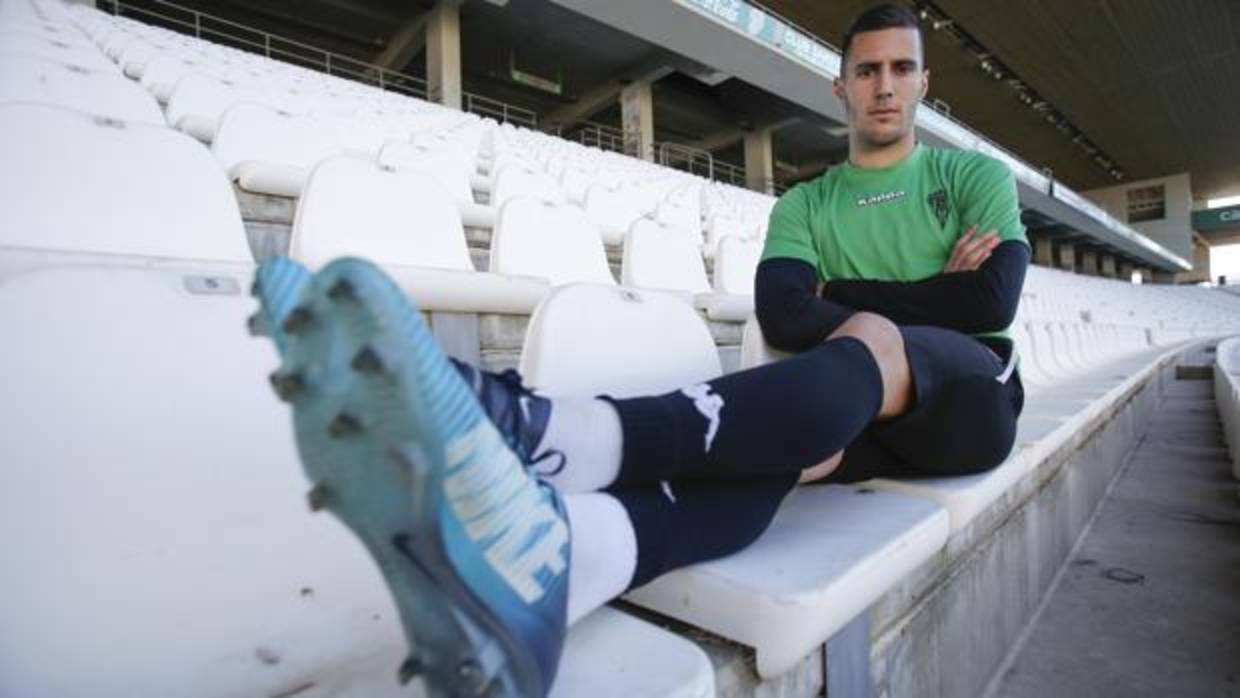 Sergi Guardiola, sentado en la grada de Preferencia del estadio El Arcángel