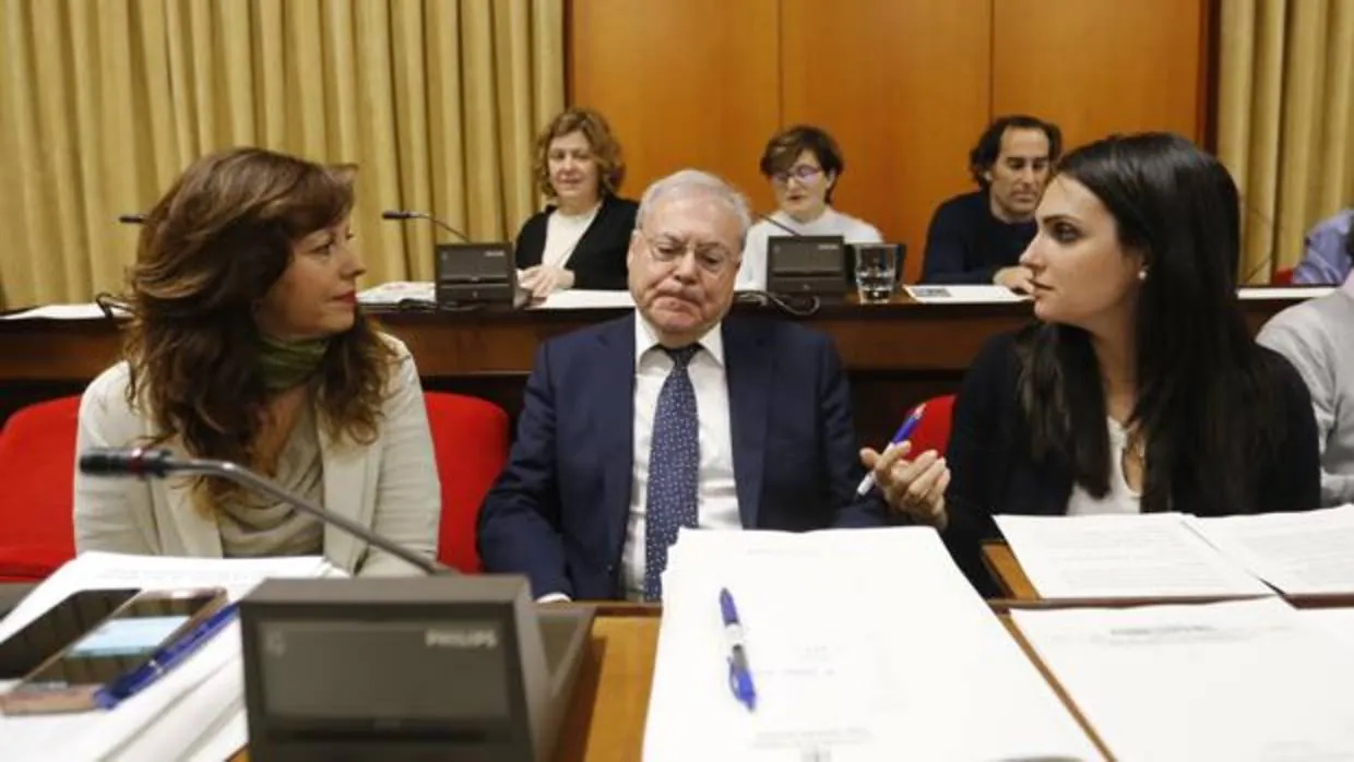 Emilio Aumente, con sus compañeras Mar Téllez y Carmen González, en un Pleno en el Ayuntamiento de Córdoba