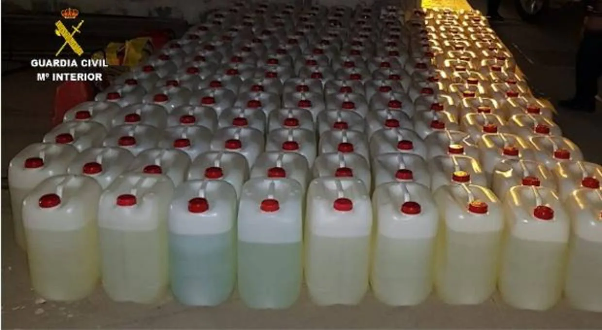 Imagen de las garrafas de combustible intervenidas por la Guardia Civil