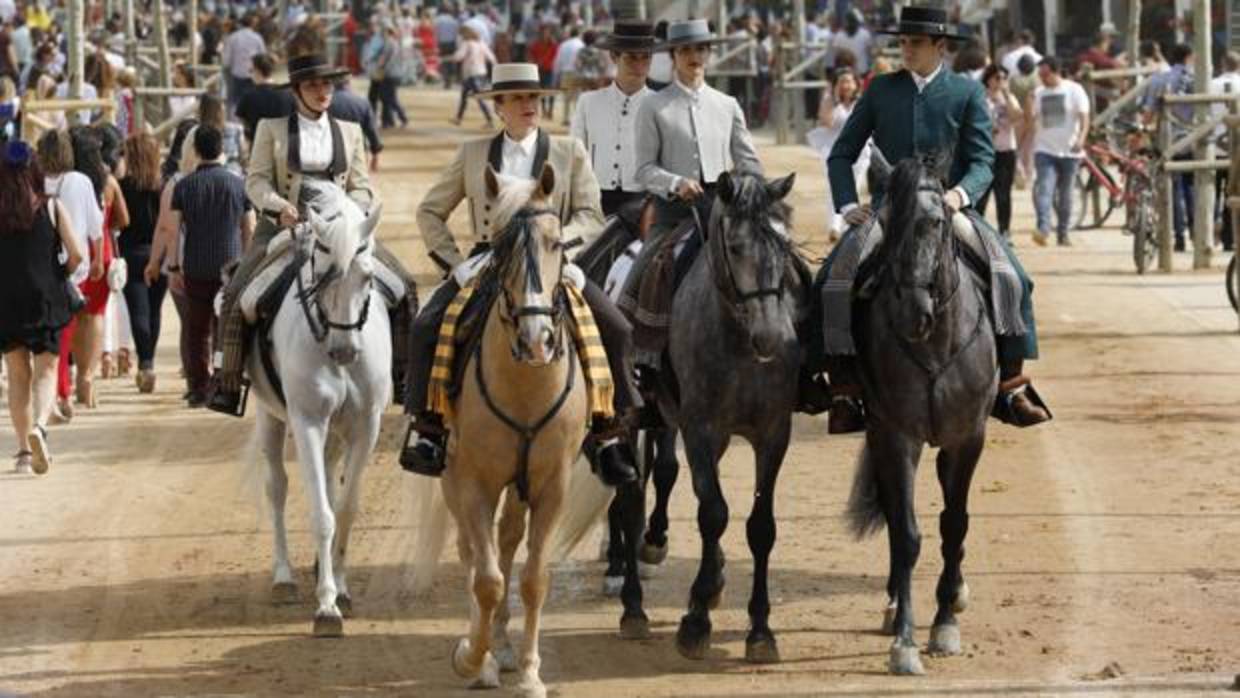 Un grupo de caballistas por la calle Guadalquivir