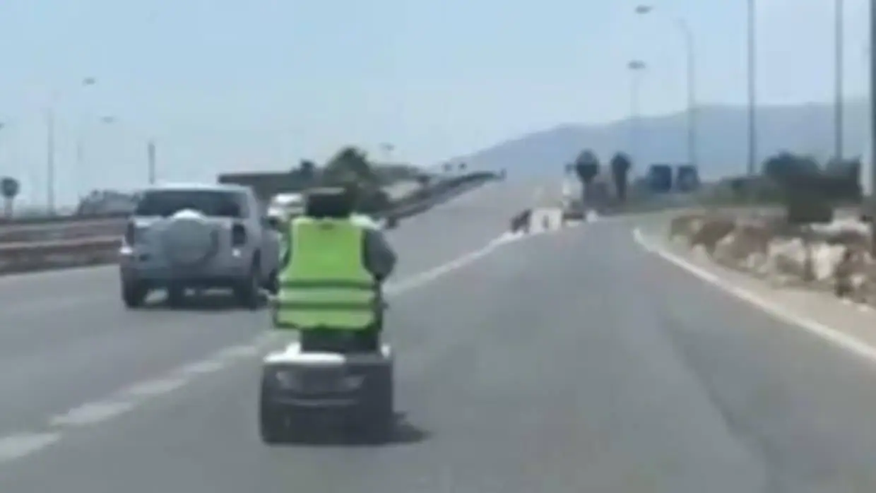 Captura del vídeo en la que aparece el hombre conduciendo un vehículo adaptado en plena carretera