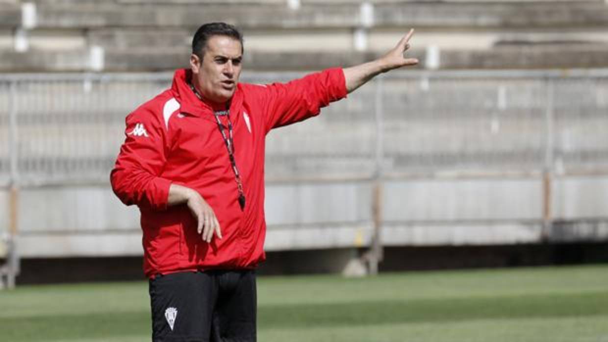 El entrenador del Córdoba CF, José Ramón Sandoval, da instrucciones en un entrenamiento