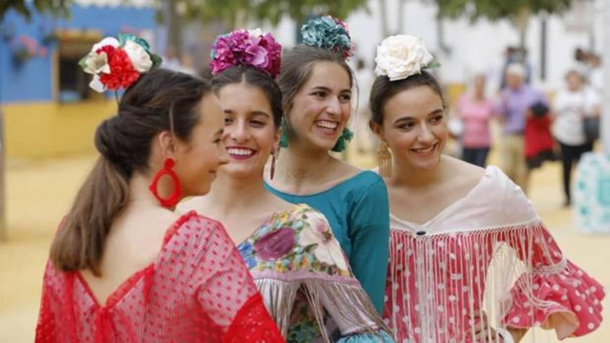 Un grupo de jóvenes vestidas de flamencas en El Arenal