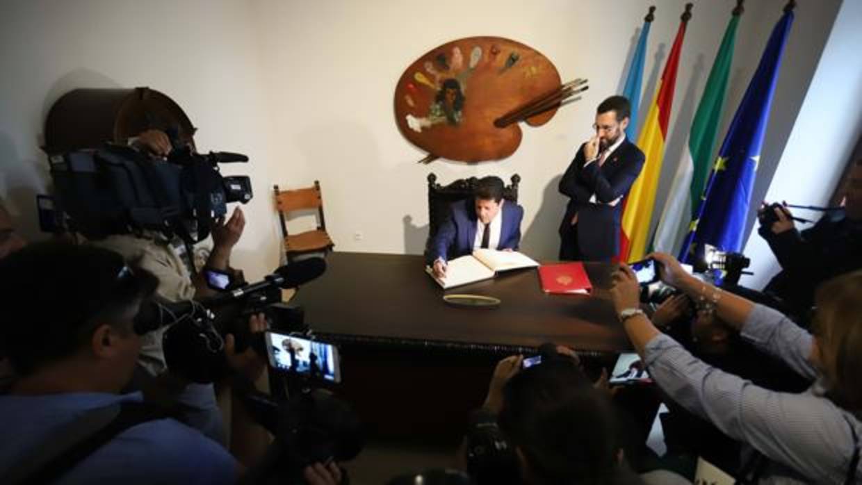 Fabian Picardo firma en el libro de honor del Ayuntamiento de La Línea.