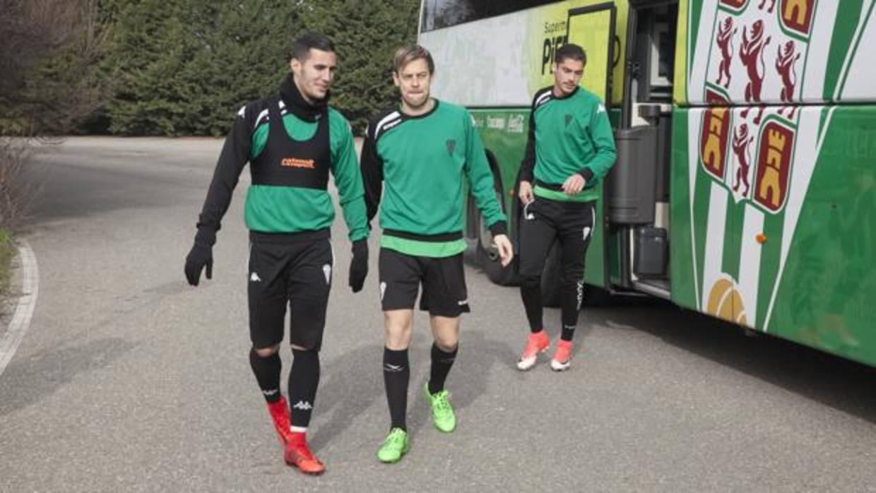 Sergi Guardiola llega a un entrenamiento junto a Javi Lara