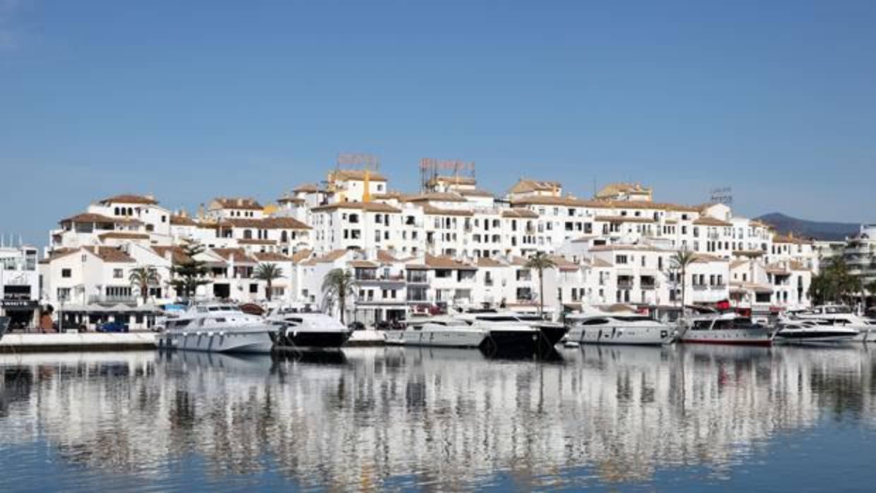 La Policía detiene a dos jóvenes británicos por agregir sexualmente a una mujer en un hotel de Puerto Banús