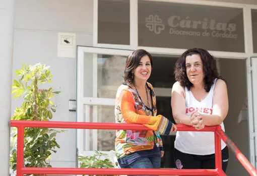 Isabel Puente, con la responsable de ayuda a personas sin hogar de Cáritas