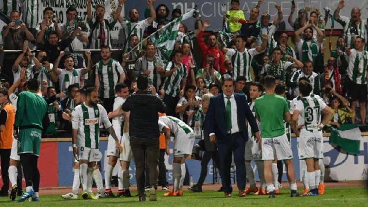 José Ramón Sandoval, en el centro de la imagen, celebra el triunfo con la afición del Córdoba