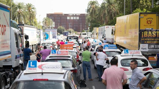 Los 12 examinadores de la DGT en Córdoba ganan la batalla al Gobierno en sus retribuciones