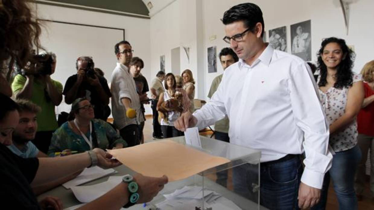 Pedro García vota en las elecciones municipales de 2015