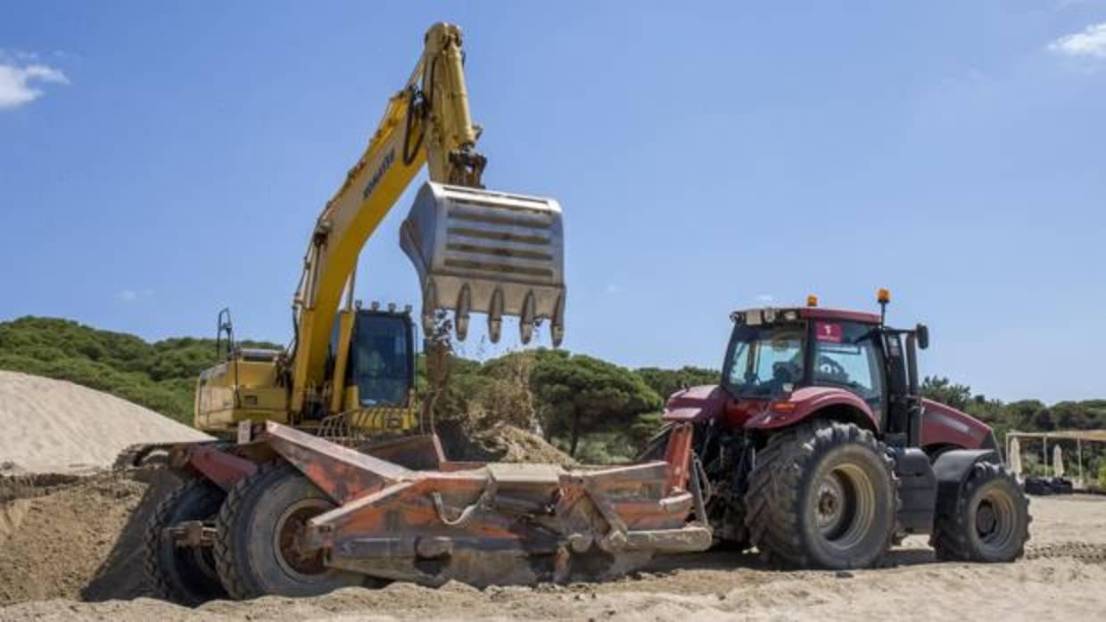 Obras de regeneración de arena en la playa de Nuevo Portil