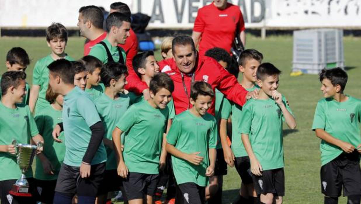 José Ramón Sandoval, rodeado de niños al final del entrenamiento de este martes